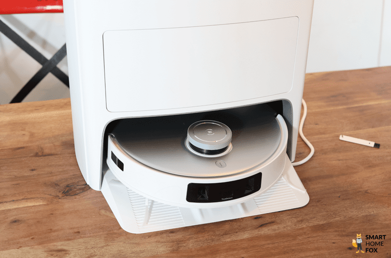 Die weichen Kanten der ECOVACS DEEBOT T20 OMNI Station sind in der Nahaufnahme zu sehen.